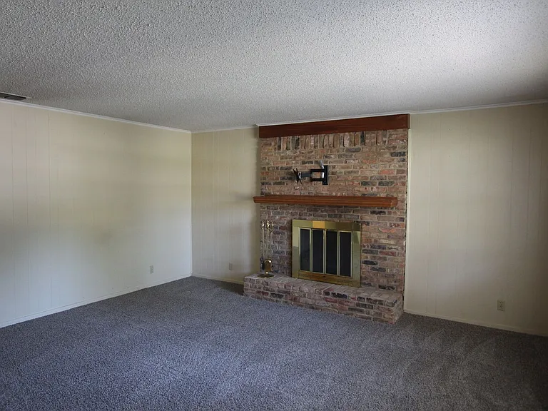 1536 Crockett Dr — Photo 3