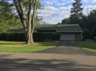 8391 Mapleway Dr, Olmsted Falls, OH 44138