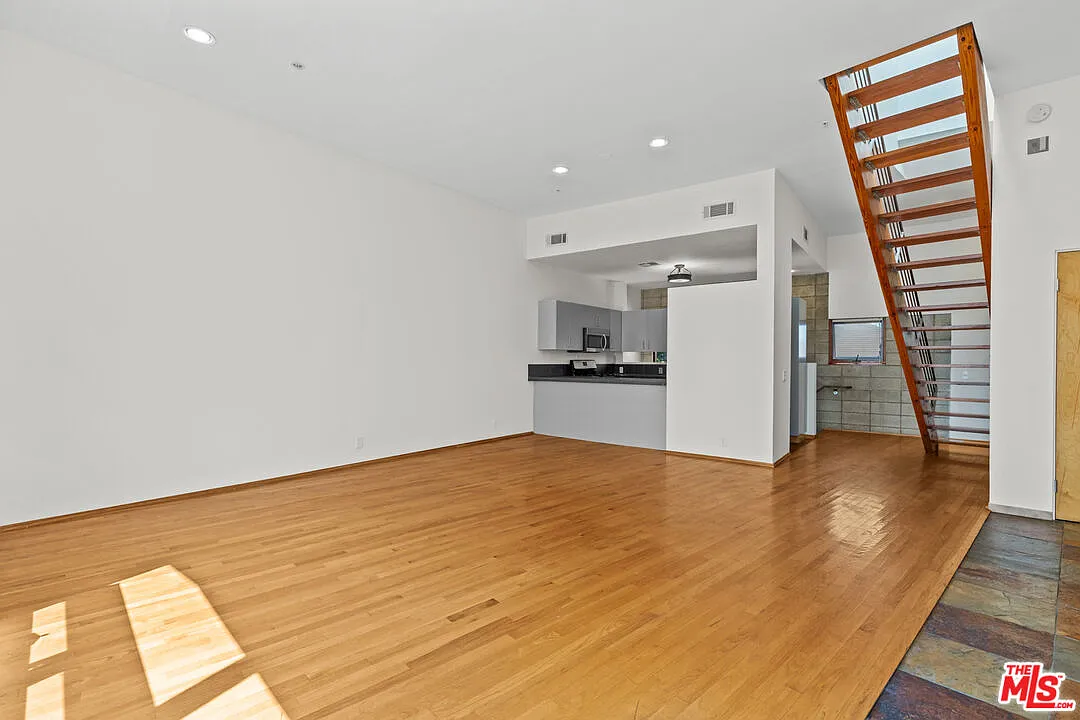 2 bed, 3.0 bath, 1263 sqft, $7,000 — Photo 2