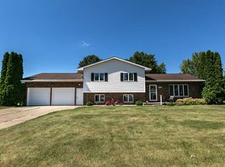 17159 Meadowlark Dr, Peosta, IA 52068