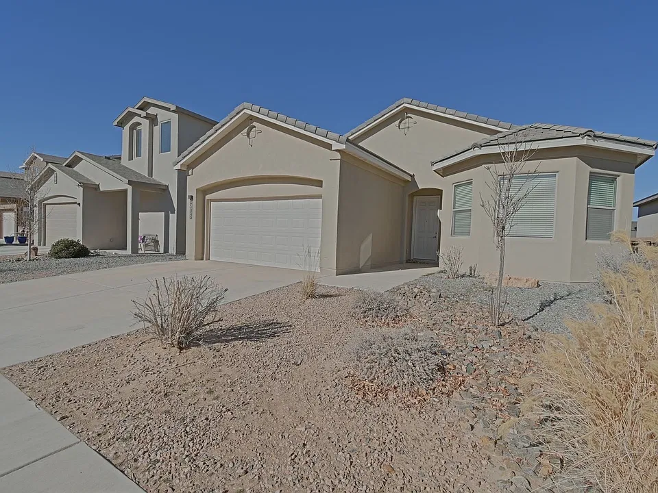 2705 Camino Plata Loop