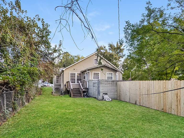 814 W College St — Photo 17