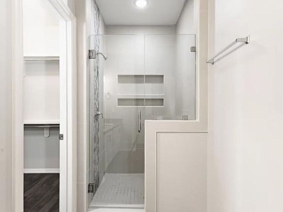 3bdrm walk-in shower