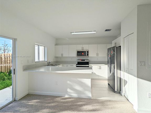 4th image of 428 NW 12th St #428