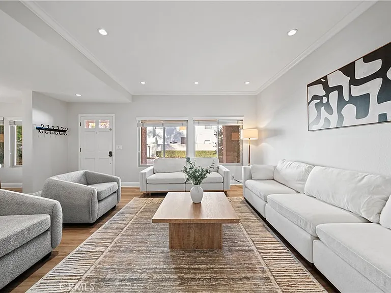 478 E Yale Loop — Photo 1
