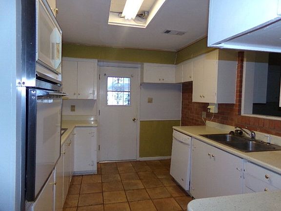 4th image of 1753 Holly Ln