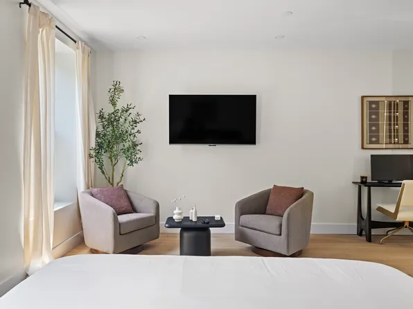 389 Manhattan Avenue image 16 of 38