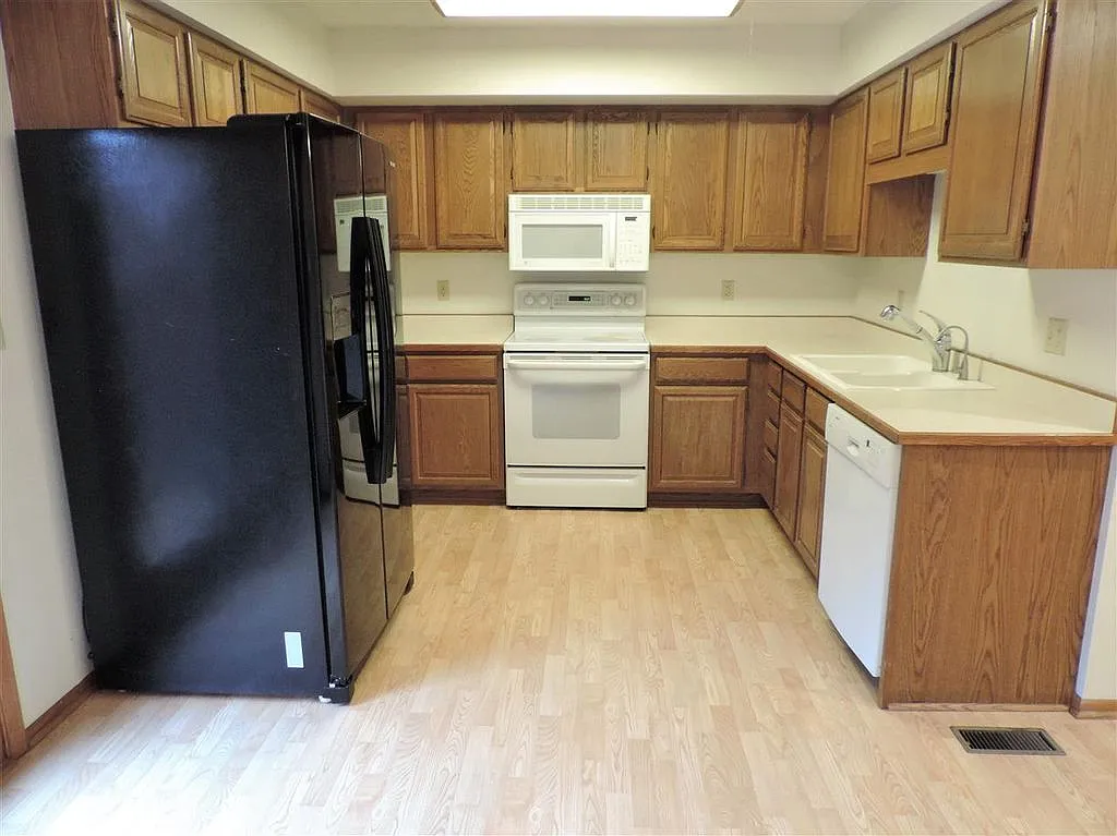 2 bed, 1.5 bath, 1244 sqft, $1,525 — Photo 4