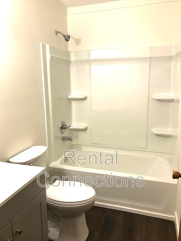 2 bed, 1.0 bath, $800 — Photo 4