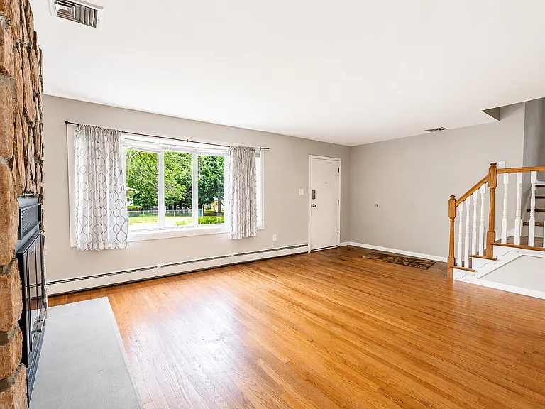 225 Claflin Ave — Photo 6