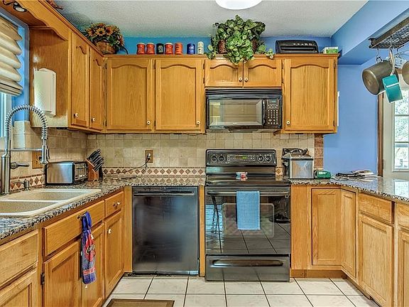 2nd image of 805 NW Cambridge Ct