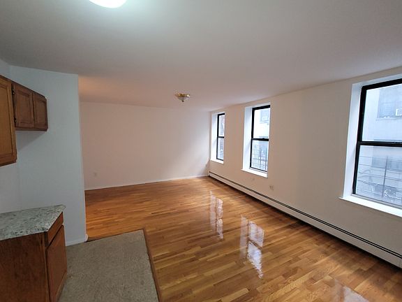 5th image of 1315 Sheridan Ave APT 2B