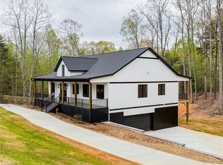 355 Knollcrest Dr, Pinnacle, NC 27043