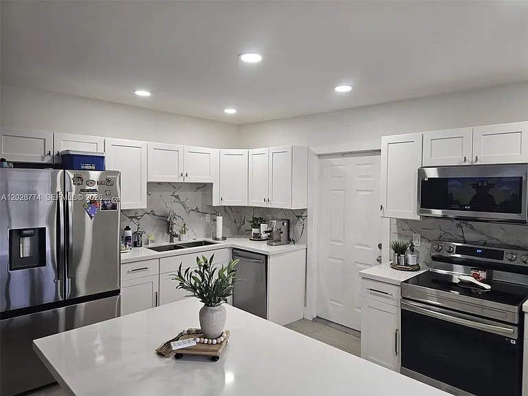 75 SW 18th Ave — Photo 5