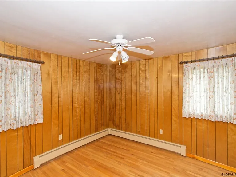 10 Alfred Dr E — Photo 18