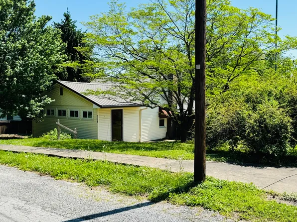 208 Poplar St, Cobden, IL 62920