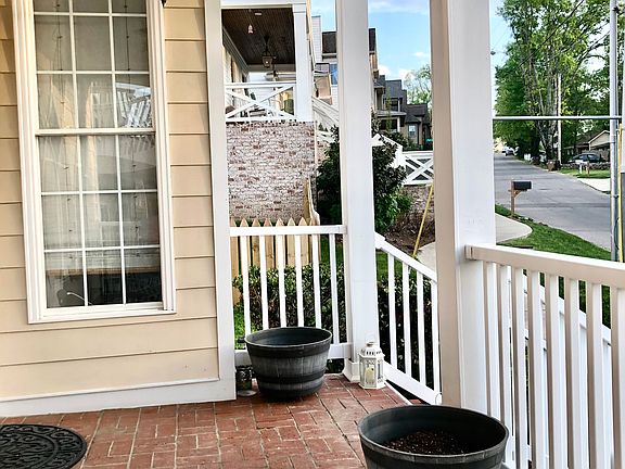 Orlando Ave has sidewalks - take a stroll around Patina Circle. Neighborhood gardens and guest parking too!