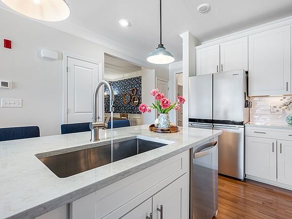 5th image of 6 Peters Farm Way #411