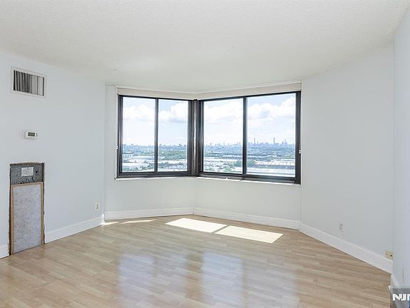 4th image of 2105 Harmon Cove Tower