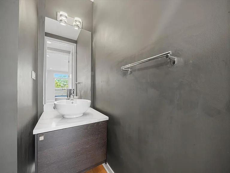 1541 N Bosworth St #4 — Photo 16
