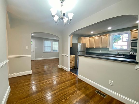 Dining room including bar top