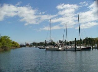 423 Riverside Dr, Fairfield, CT 06824