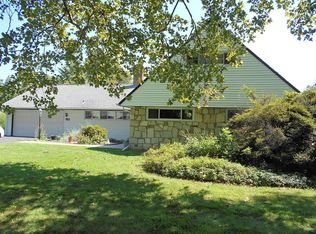 30 Seckelpear Rd, Levittown, PA 19056