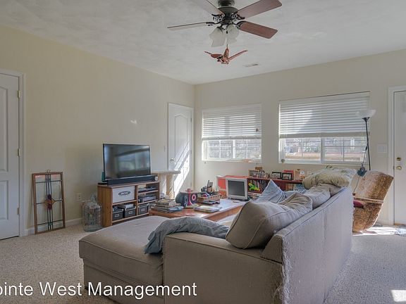 3rd image of 614 Hillcrest Dr