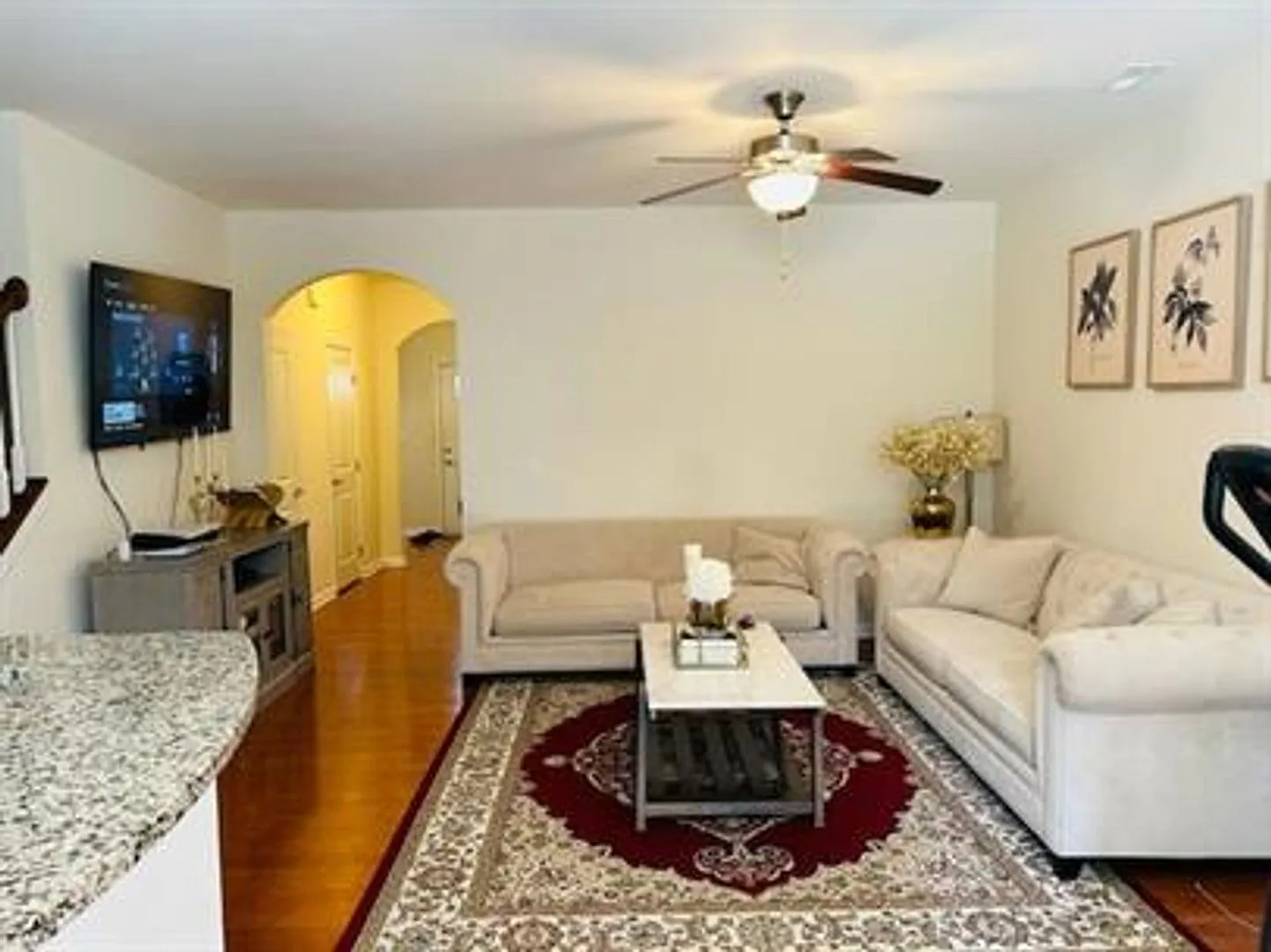 Spacious 3 bedroom Townhome! — Photo 3