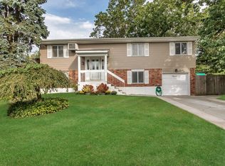 11 5th St, Nesconset, NY 11767