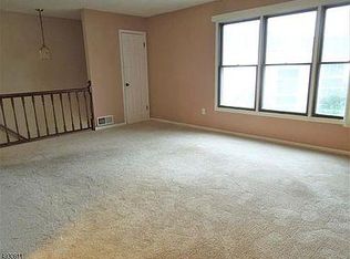 86 Heritage Ln #310, Hamburg, NJ 07419
