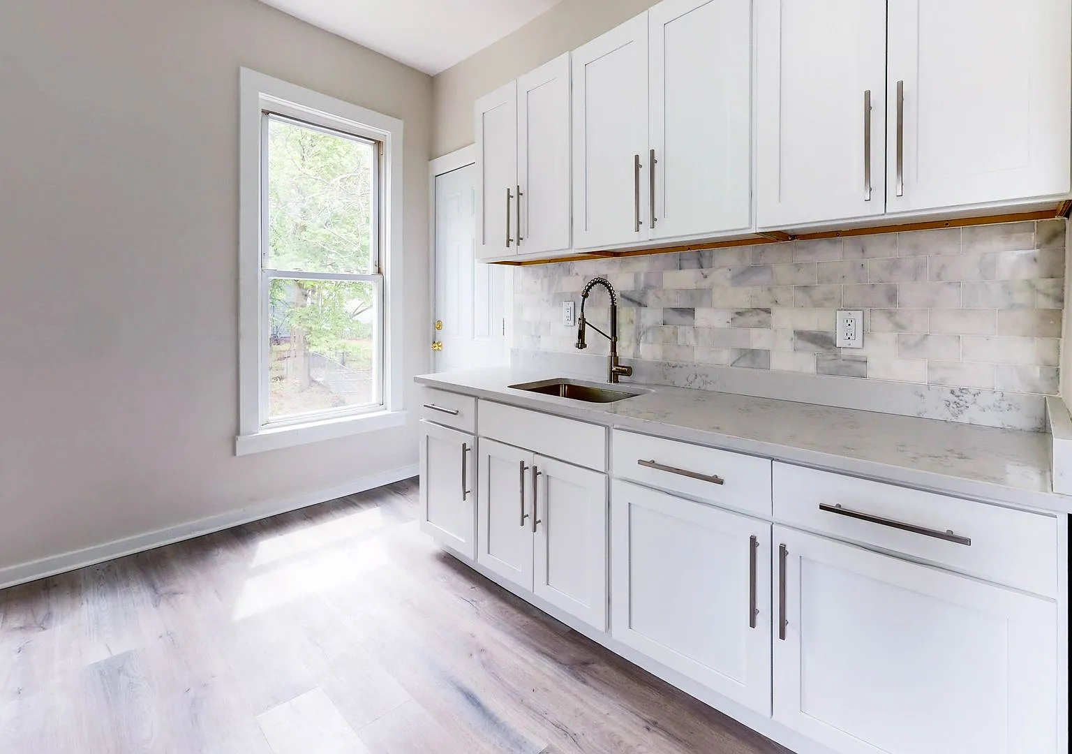 2-Bedroom Apartment Minutes from Science Hill — Photo 2