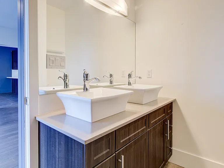 188 King St S #413 — Photo 32