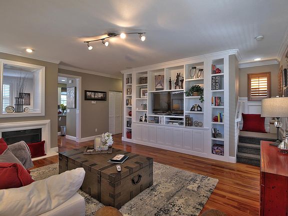 3rd image of 292 Azevedo Cir