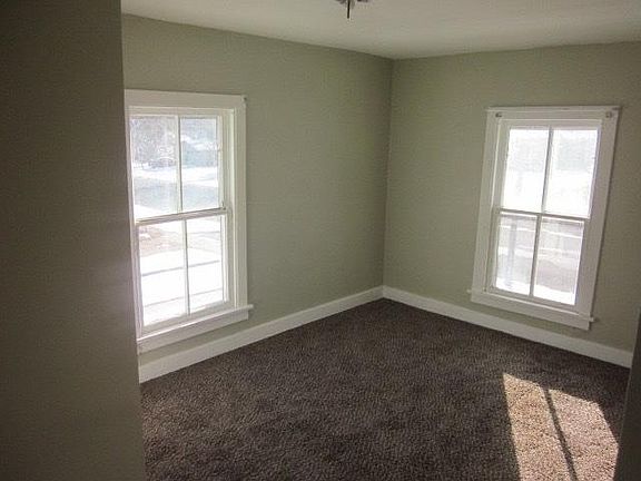 3rd image of 415 E Walnut St