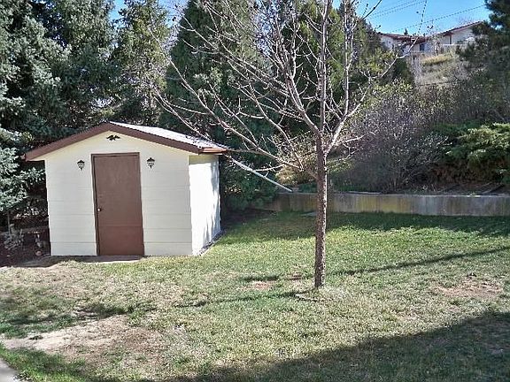 Terraced yard & shed