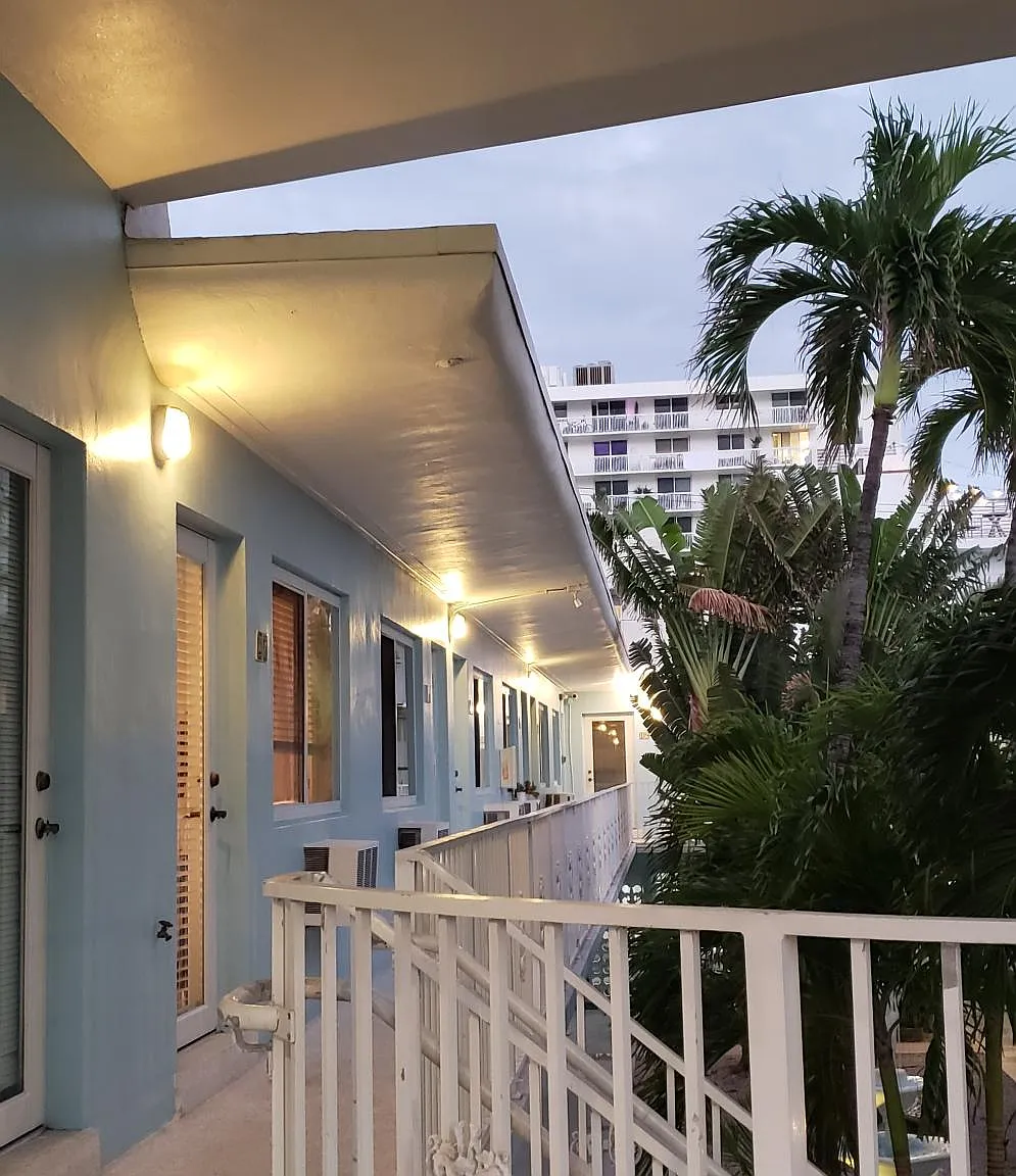 401 Collins Ave — Photo 3