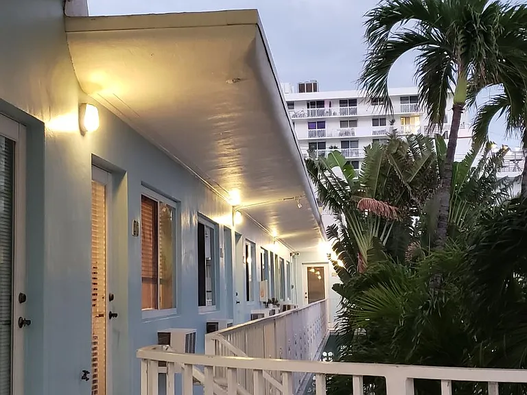 401 Collins Ave #20 — Photo 1