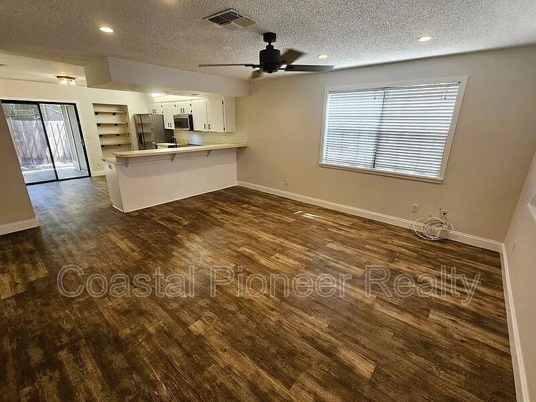 1003 Willow Pond Dr — Photo 4