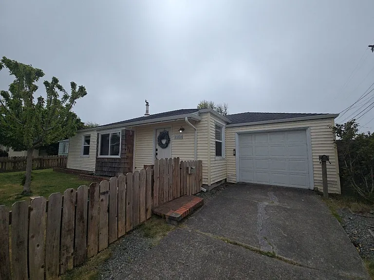 2204 F St — Photo 20