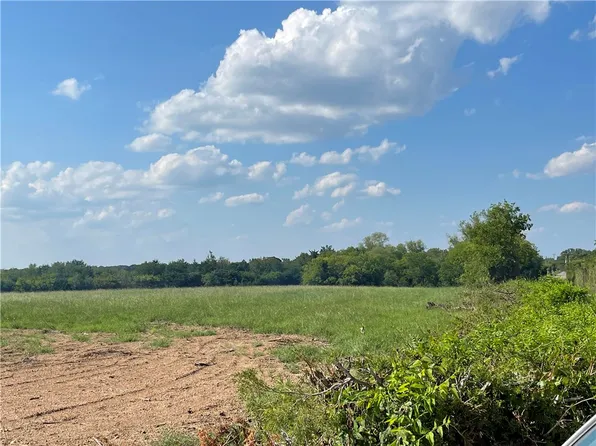 170 W Rainer Ln, West, TX 76691