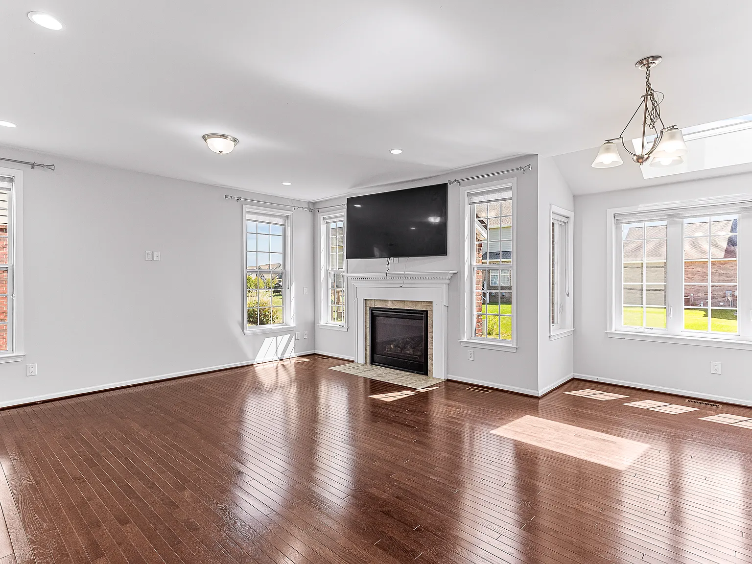 4 bed, 2.5 bath, 2394 sqft, $3,800 — Photo 3