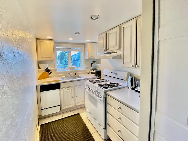 24 Alden Ave — Photo 10