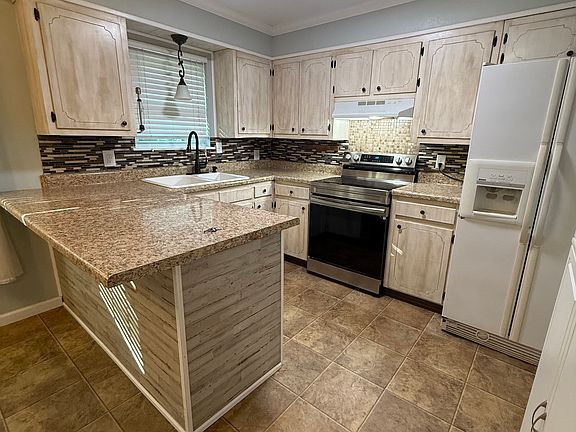 5th image of 403 Vicks Ln