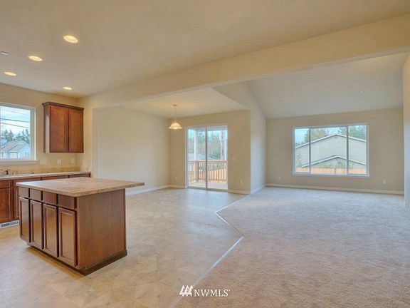 4th image of 439 Peterson Drive E