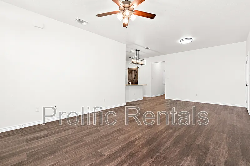 3 bed, 2.0 bath, 1279 sqft, $1,700 — Photo 4