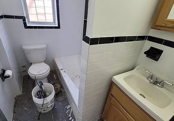 4th image of 652 Courtlandt Ave #3D