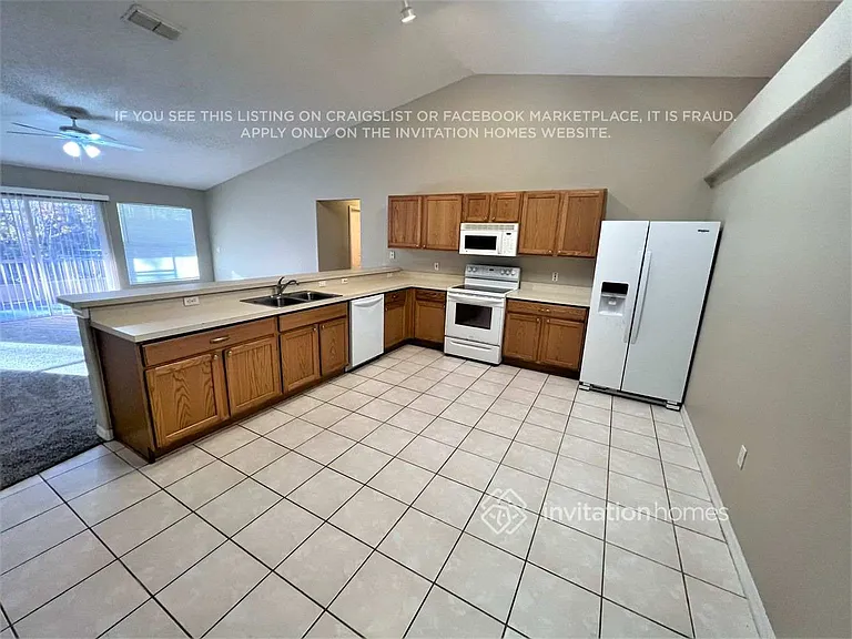 2759 Kingsdale Dr — Photo 3