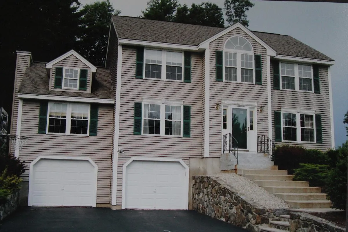 4 bed, 2.5 bath, 2560 sqft, $4,200 — Photo 1