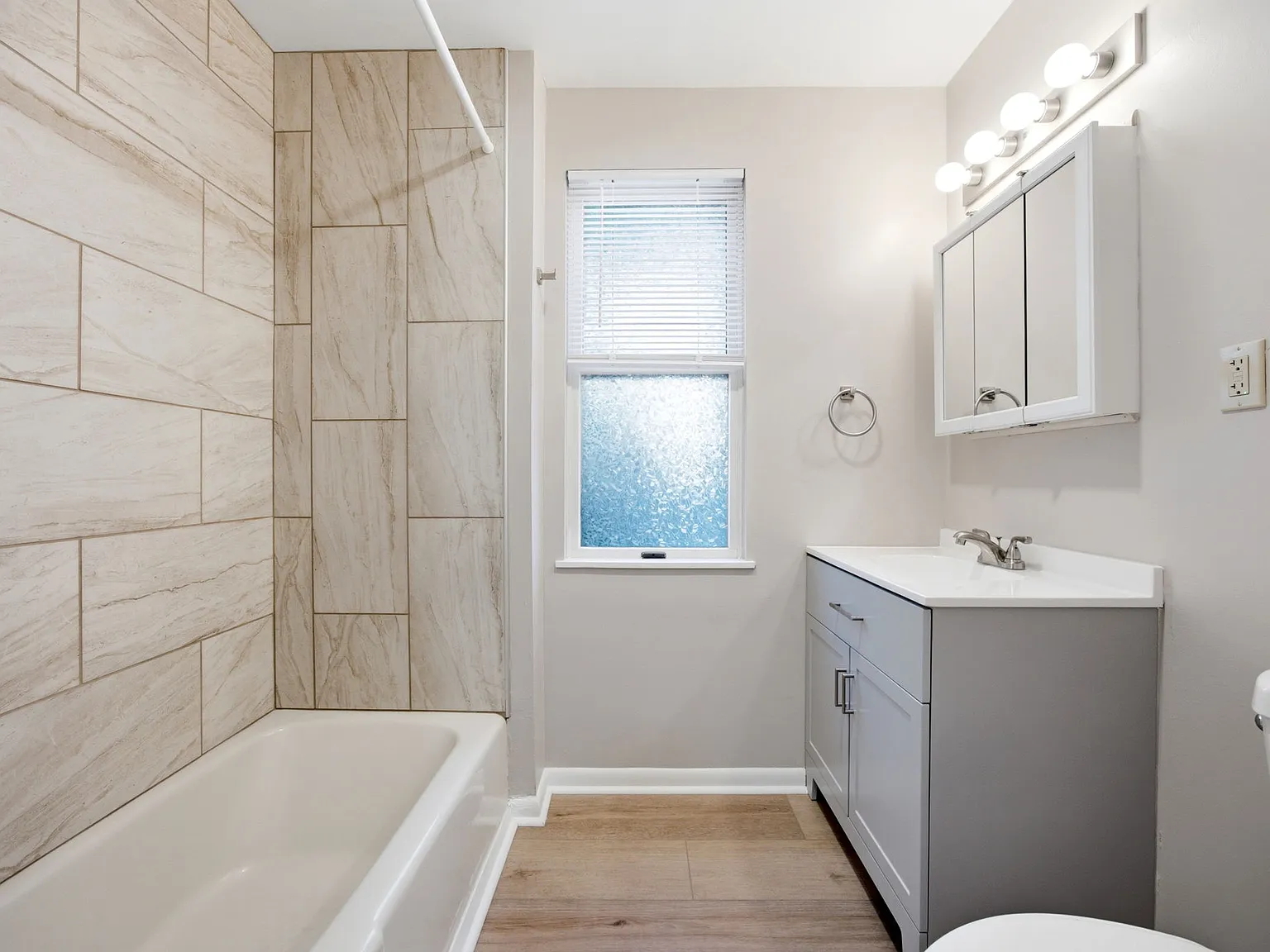 2 bed, 1000 sqft, $1,350 — Photo 4